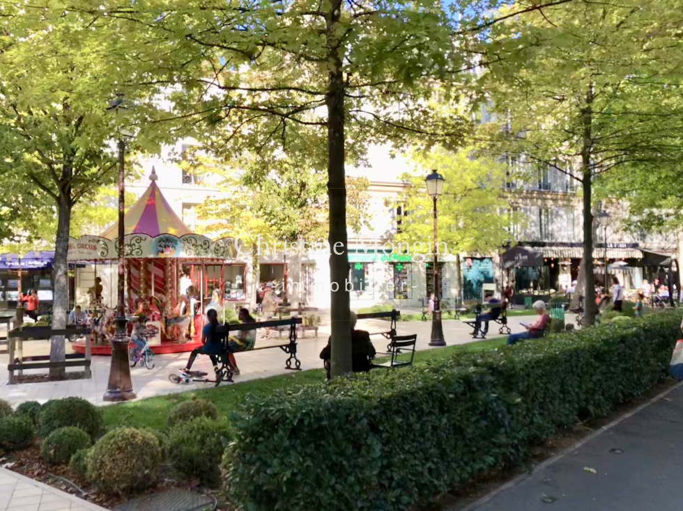 Manège place Sainte Foy Neuilly