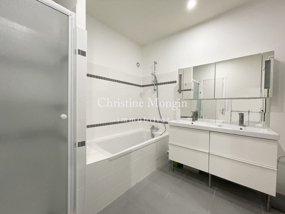 Salle de bains avec baignoire et douche