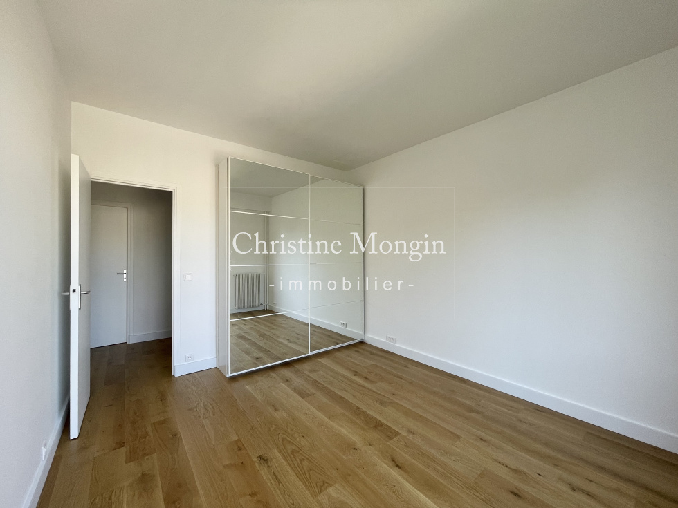 Chambre avec placards
