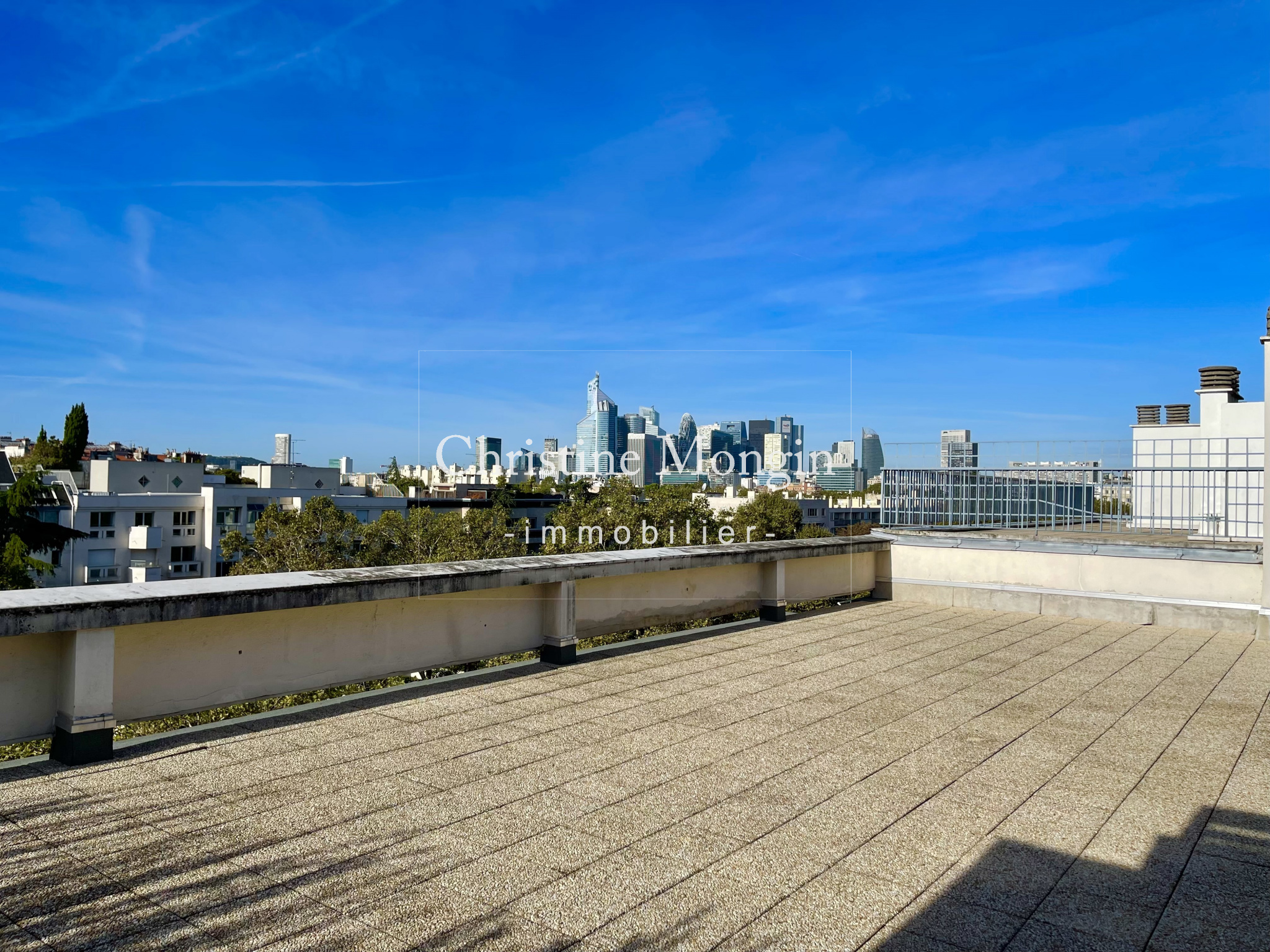 Appartement a vendre avec Terrasse Plein ciel offrant une vue panoramique sur Neuilly